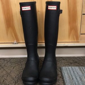Matte black Hunter rain boots good condition